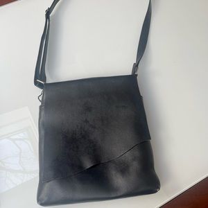 REID Crossbody.All leather. Adj strap.Pockets